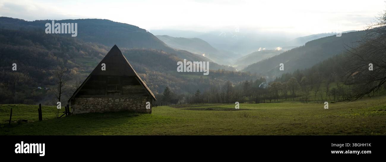 Bosnia ed Erzegovina, vista da un villaggio di montagna nella valle Foto Stock