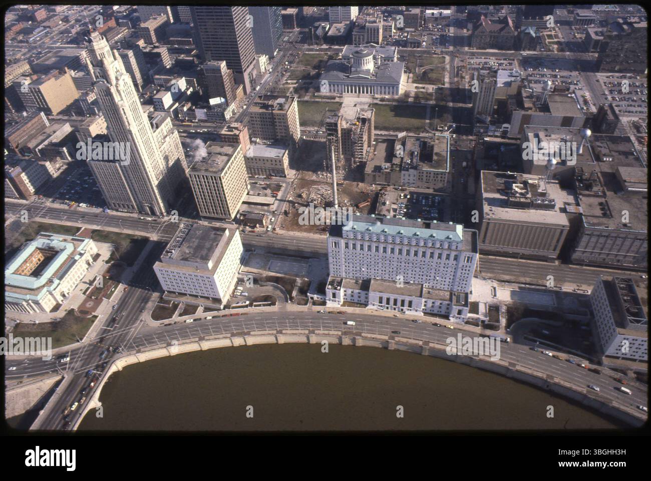 Una vista aerea del centro di Columbus dal 1981 mostra la Neil House, situata al 41 di South High Street, in fase di demolizione. Il fiume Scioto attraversa il fondo, con la South Civic Center Drive sotto di esso. Gli edifici principali visibili includono il Municipio di Columbus, 90 West Broad Street e la Leveque Tower. Foto Stock