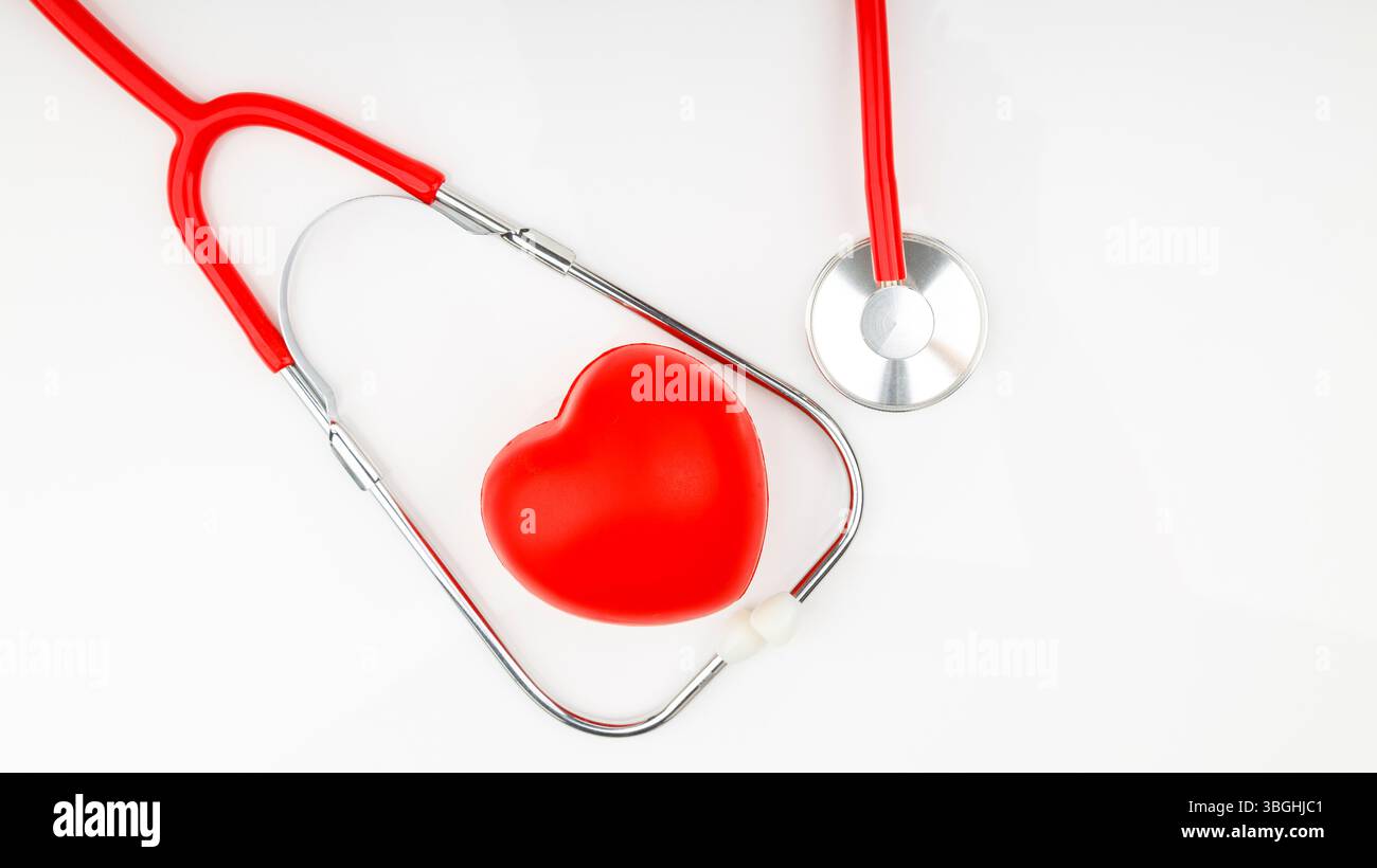 Stetoscopio rosso che abbraccia un cuore rosso vibrante, simboleggia l'assistenza sanitaria, la cardiologia e il benessere cardiovascolare Foto Stock