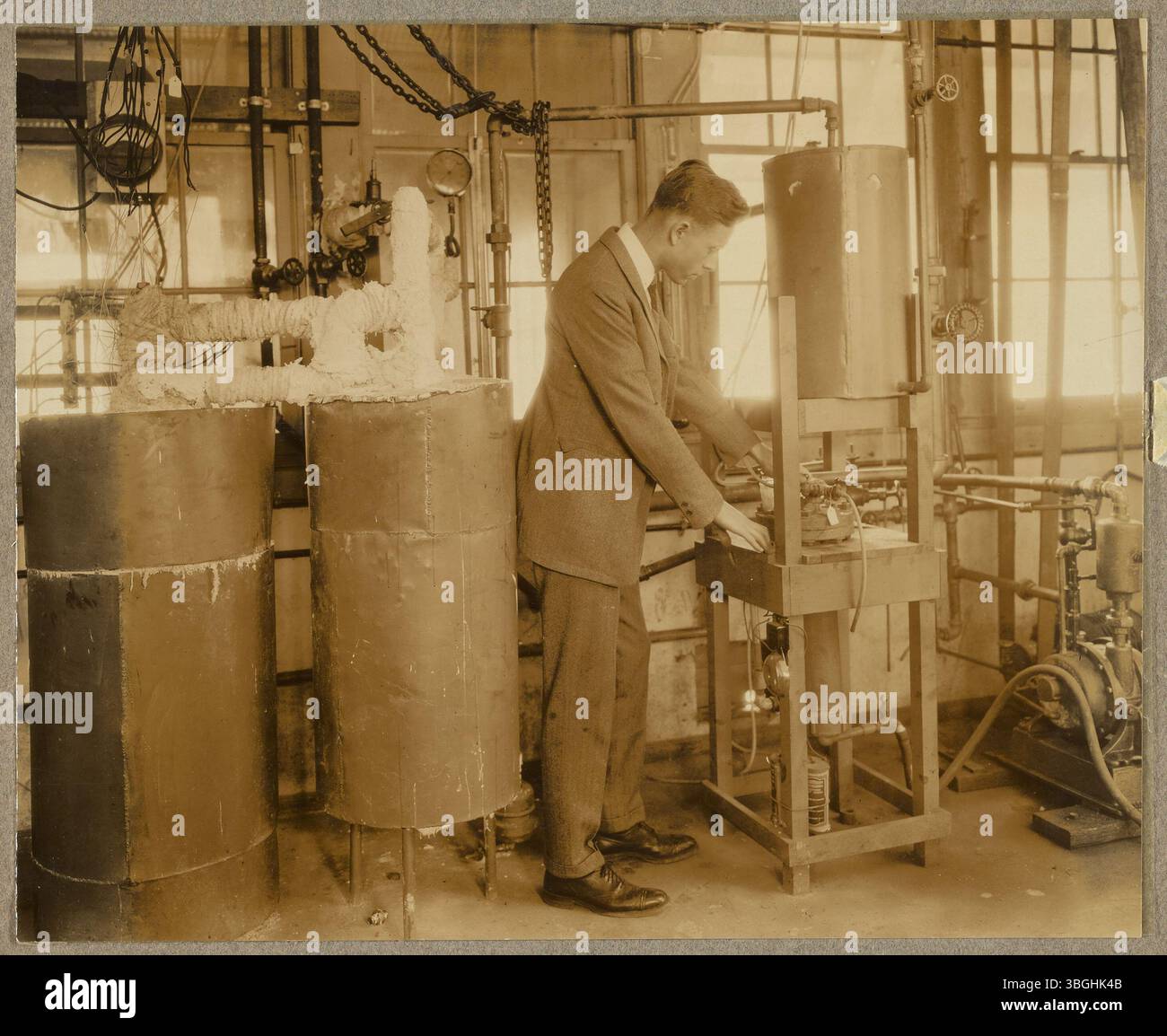Un convertitore di calore, un interscambiatore e un condensatore per la produzione di idrogeno acqua-gas, utilizzato presso il Fixed Nitrogen Research Laboratory del Dipartimento dell'Agricoltura degli Stati Uniti a Washington, D.C. questi dispositivi erano essenziali all'inizio del XX secolo per la produzione di idrogeno e altre sostanze chimiche a partire dall'acqua gassosa, una miscela di monossido di carbonio e idrogeno. Foto Stock