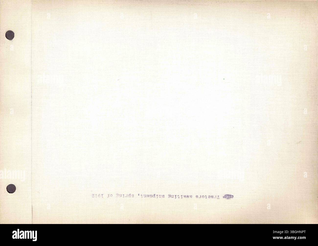 Una raccolta di fotografie in bianco e nero con i prodotti Rumely Manufacturing Co., tra cui trattori a trazione d'olio e viste della fabbrica. Le immagini includono anche descrizioni digitate, che mostrano le attività dell'azienda a la porte, Indiana. Foto Stock