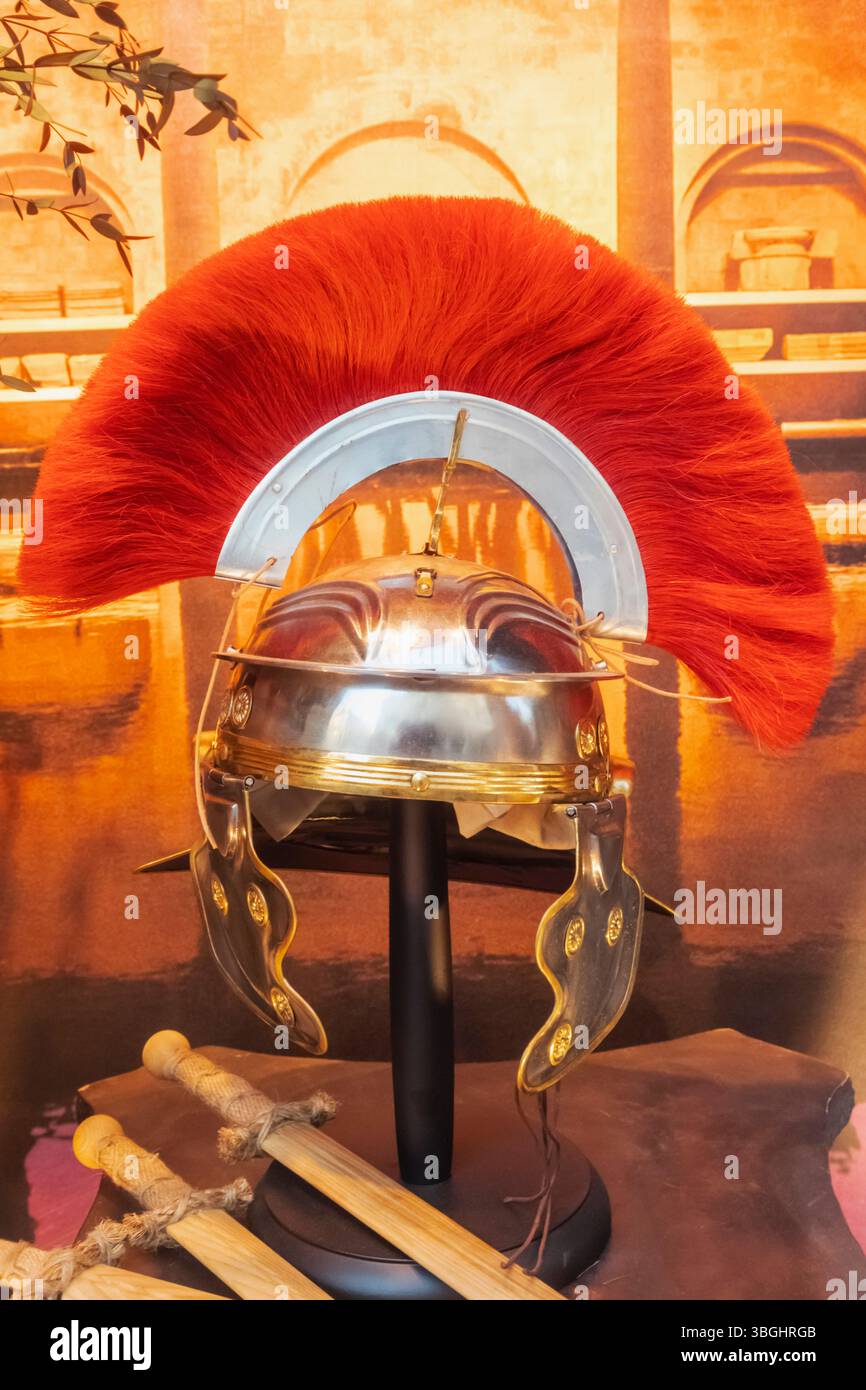 Inghilterra, Somerset, bagno, negozio di articoli da regalo vetrina con elmetto romano e spade in legno Foto Stock