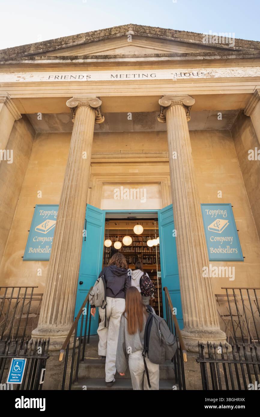 England, Somerset, Bath, Topping Company Bookshop, facciata esterna con turisti Foto Stock