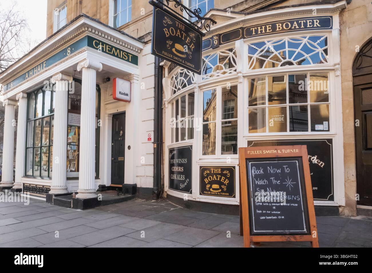 England, Somerset, Bath, Argyle Street, The Boater Pub e A.H.Hale Chemist Shop Foto Stock