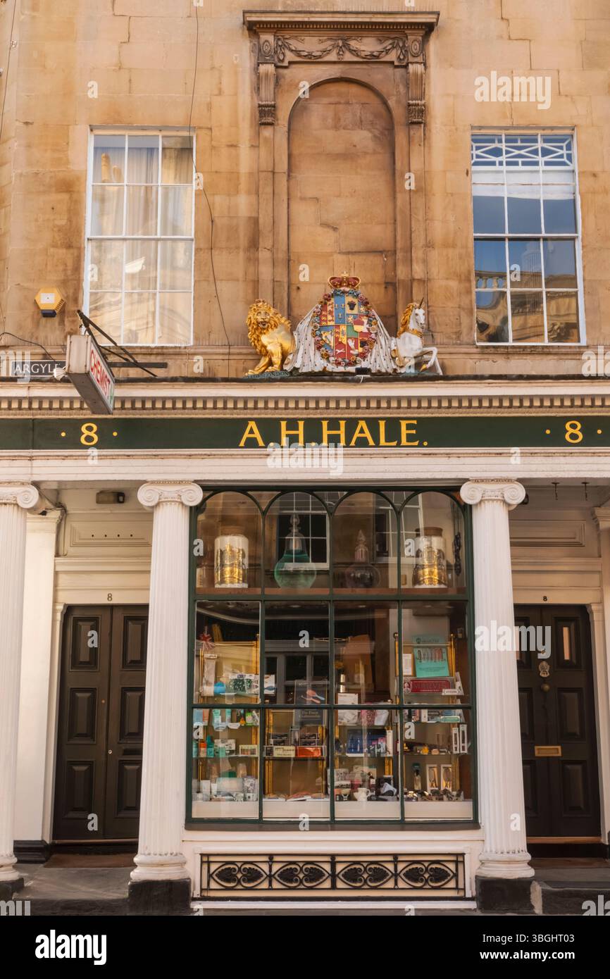 England, Somerset, Bath, Argyle Street, The Boater Pub e A.H.Hale Chemist Shop Foto Stock