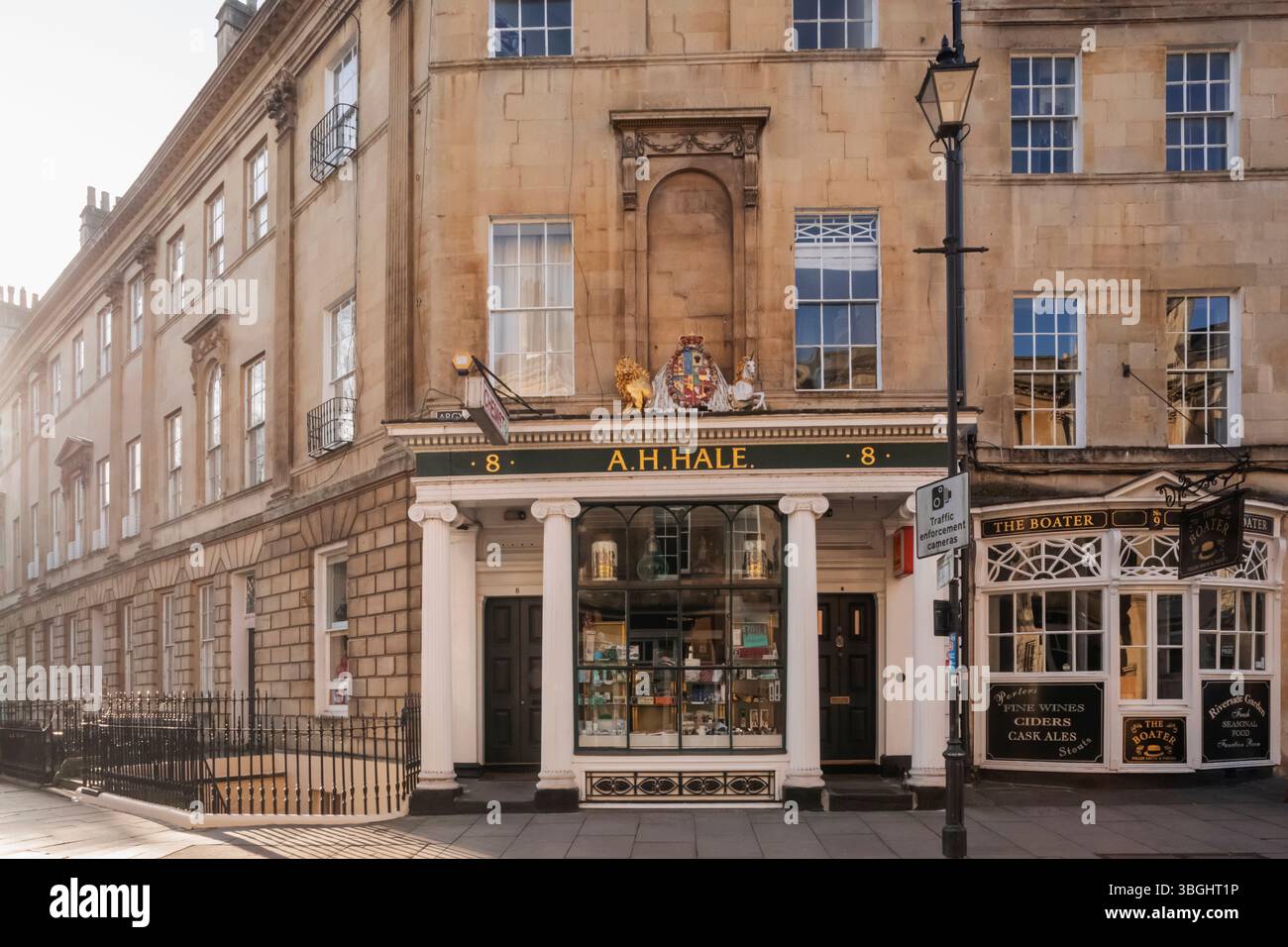 England, Somerset, Bath, Argyle Street, The Boater Pub e A.H.Hale Chemist Shop Foto Stock