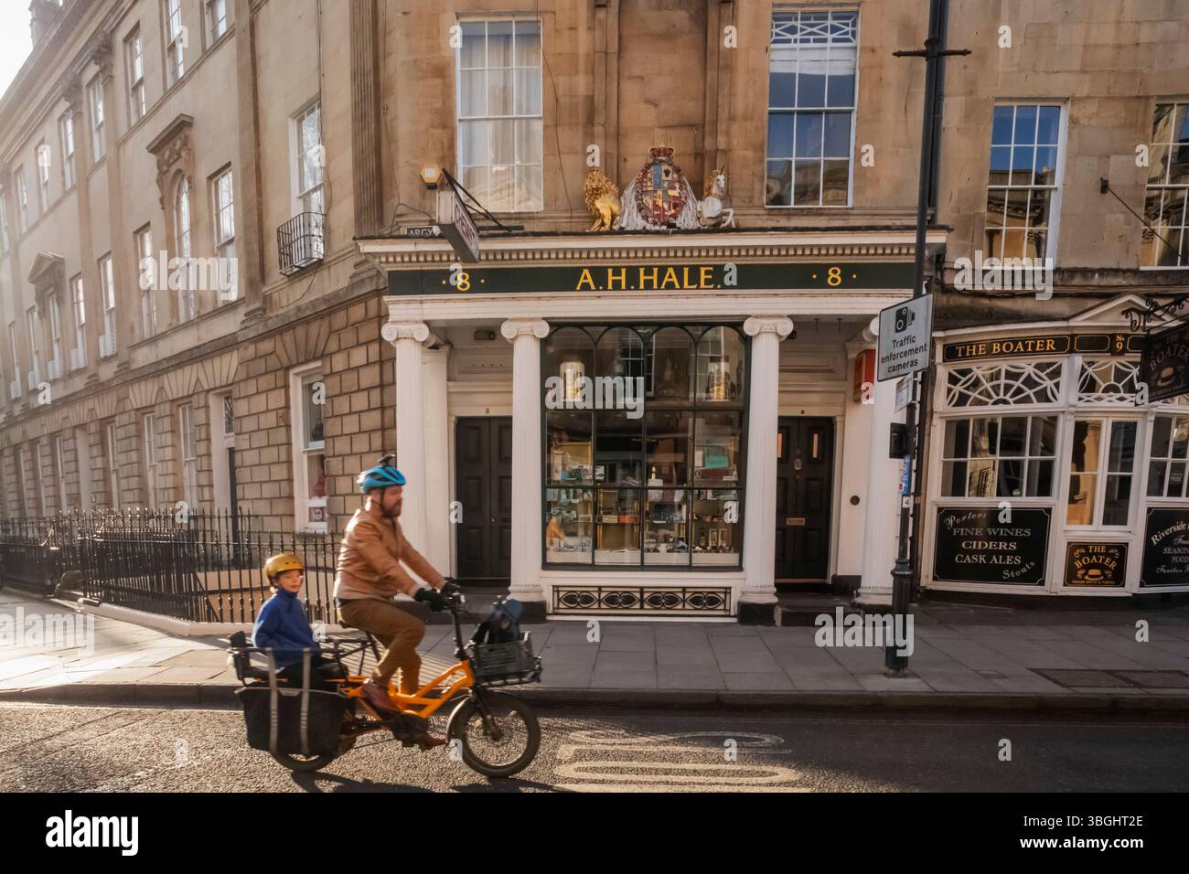 England, Somerset, Bath, Argyle Street, The Boater Pub e A.H.Hale Chemist Shop Foto Stock