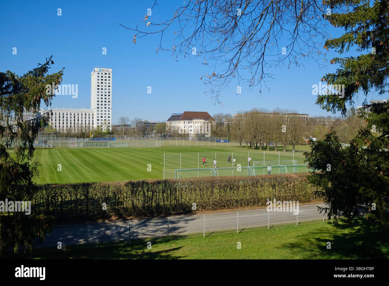 Calciatori dilettanti sul campo sportivo del Parco Olimpico. E' una giornata di primavera soleggiata Foto Stock