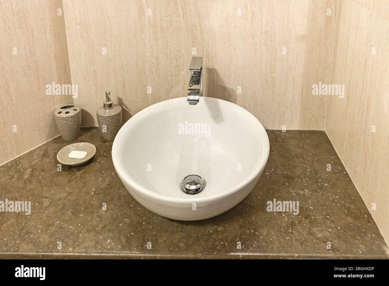 Ciotola rotonda in ceramica nel bagno moderno del lavandino Foto Stock