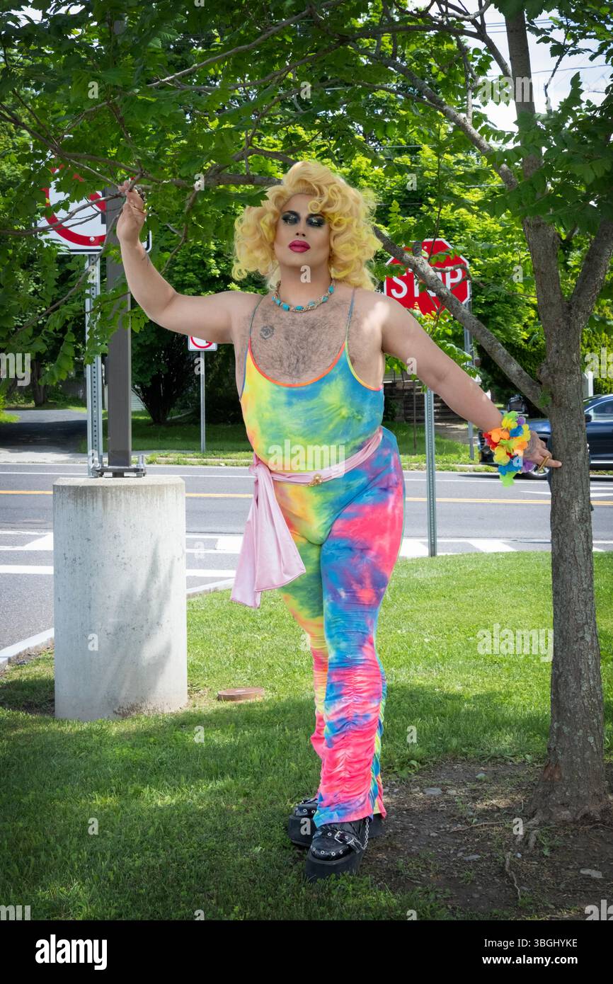 Si autoproclamò Drag Entertaintress con una tuta colorata prima della Pride Parade del 2025 a New Paltz, New York. Foto Stock