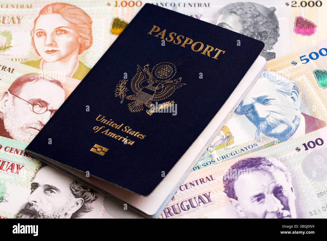 Passaporto americano sui soldi uruguaiani - peso Foto Stock