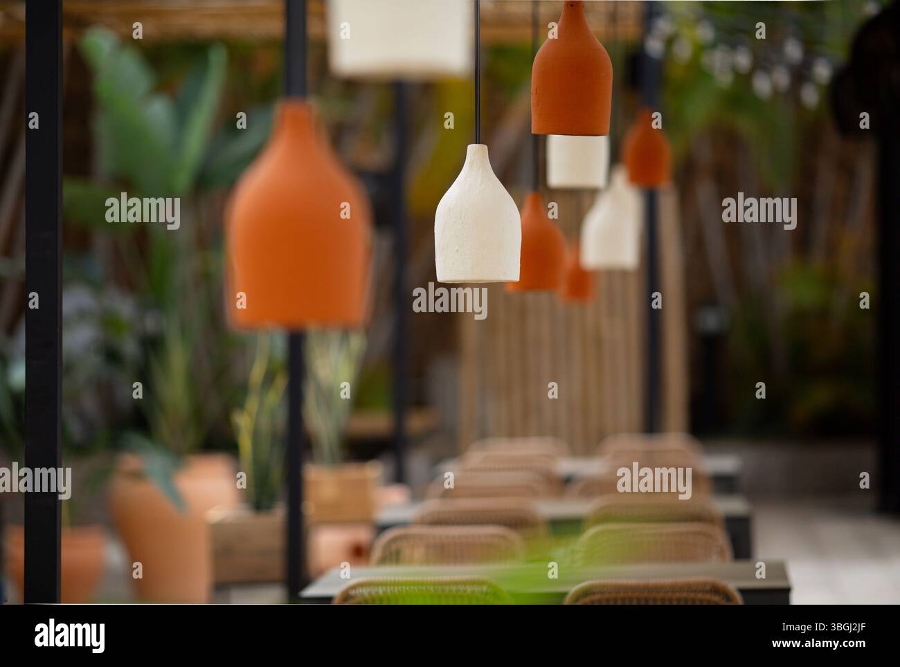 Moderne lampade a sospensione in un ristorante Foto Stock