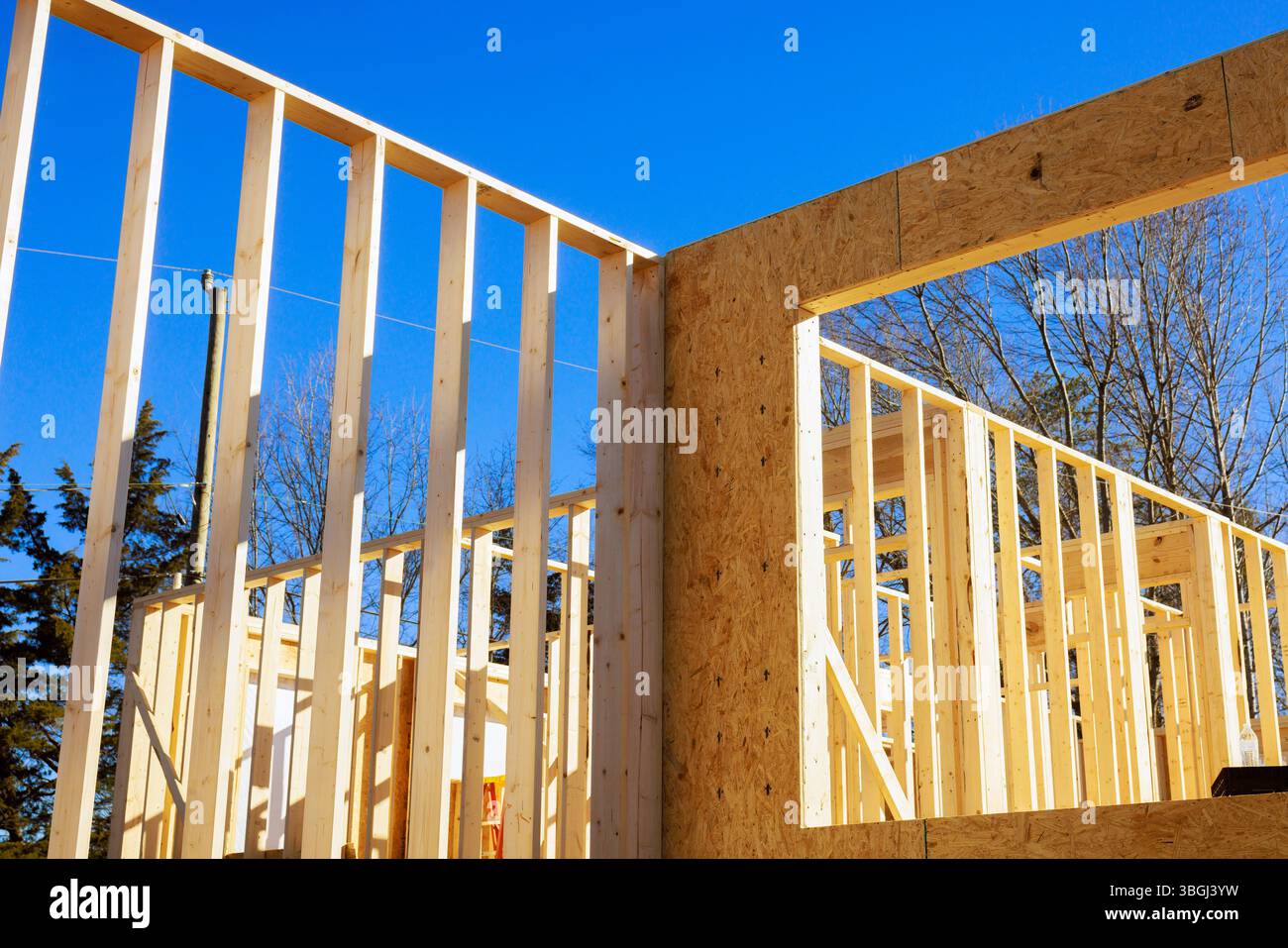 I lavoratori stanno assemblando travi di intelaiatura di un nuovo edificio con cantiere. Foto Stock