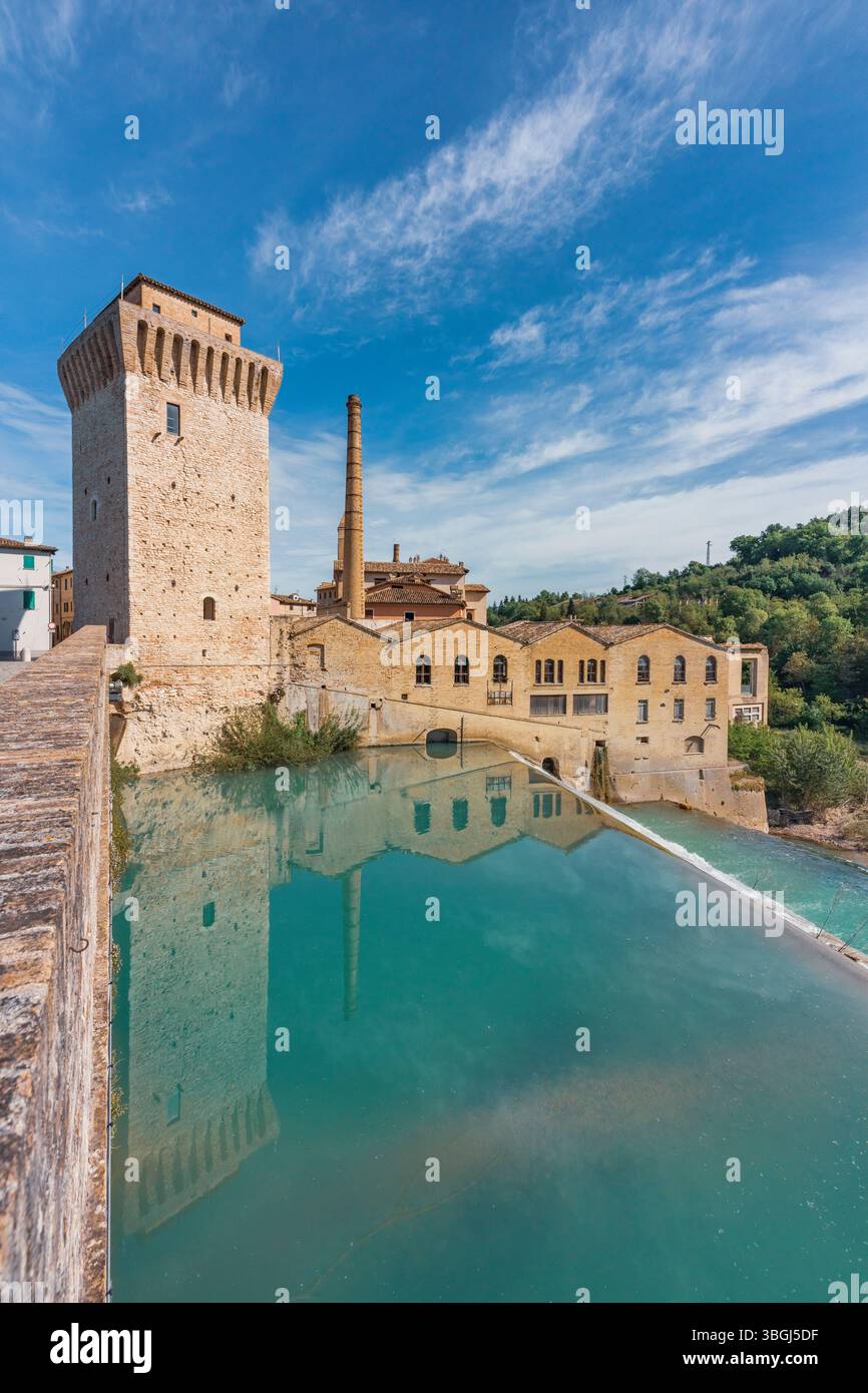 Fermignano, città storica con la Torre della Milizia, il ponte romano e tracce di archeologia industriale lungo il fiume Metauro, provincia di Pesaro e Urbino, regione Marche, Italia Foto Stock
