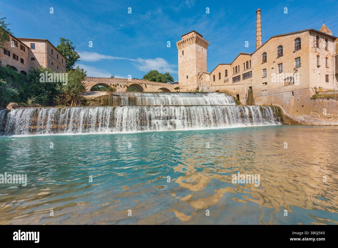 Fermignano, città storica con la Torre della Milizia, il ponte romano e tracce di archeologia industriale lungo il fiume Metauro, provincia di Pesaro e Urbino, regione Marche, Italia Foto Stock