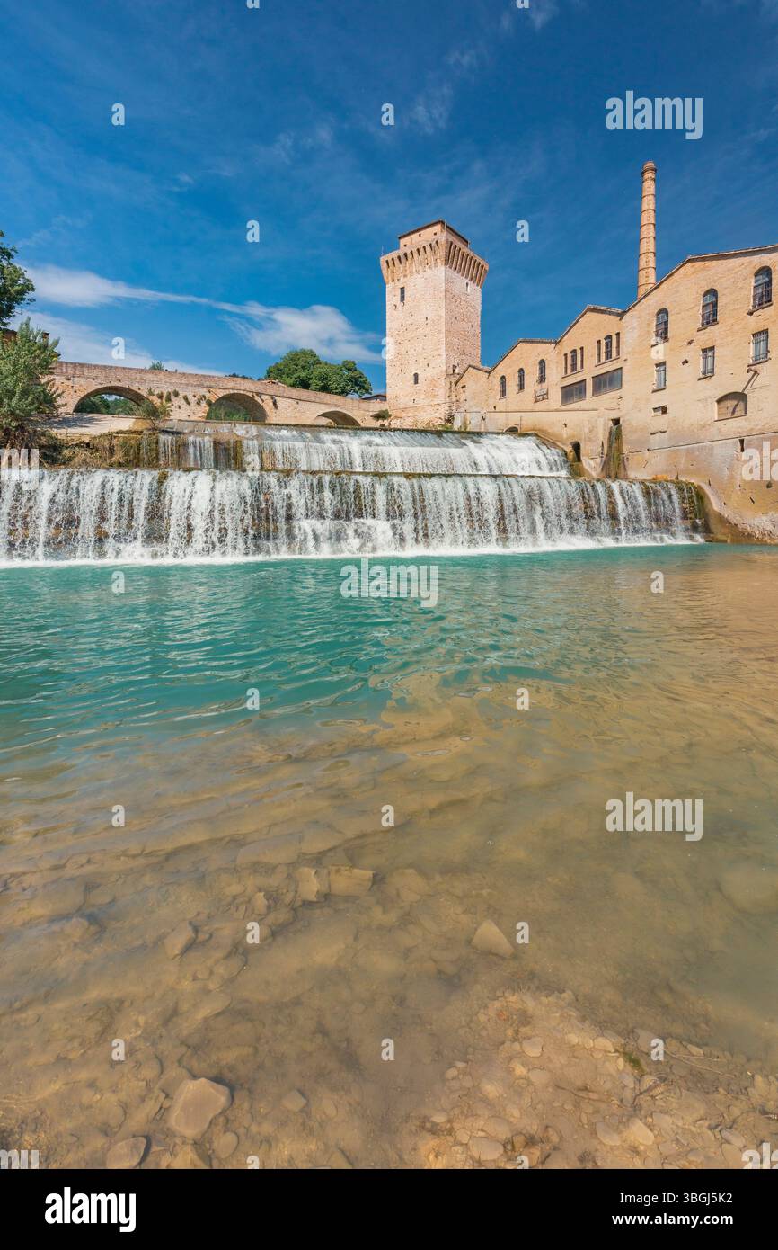 Fermignano, città storica con la Torre della Milizia, il ponte romano e tracce di archeologia industriale lungo il fiume Metauro, provincia di Pesaro e Urbino, regione Marche, Italia Foto Stock