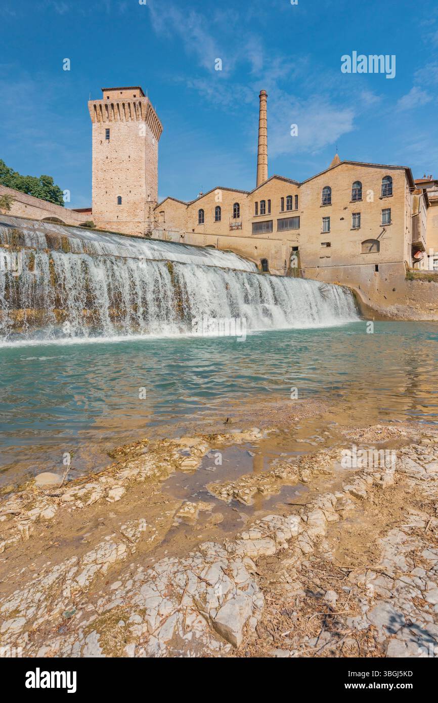 Fermignano, città storica con la Torre della Milizia, il ponte romano e tracce di archeologia industriale lungo il fiume Metauro, provincia di Pesaro e Urbino, regione Marche, Italia Foto Stock