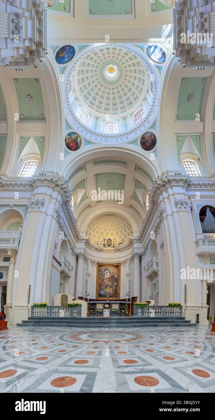 Vista interna della Cattedrale di Santa Maria Assunta ad Urbino, con la sua architettura neoclassica e la cupola splendidamente affrescata, Urbino, regione delle Marche, Italia Foto Stock