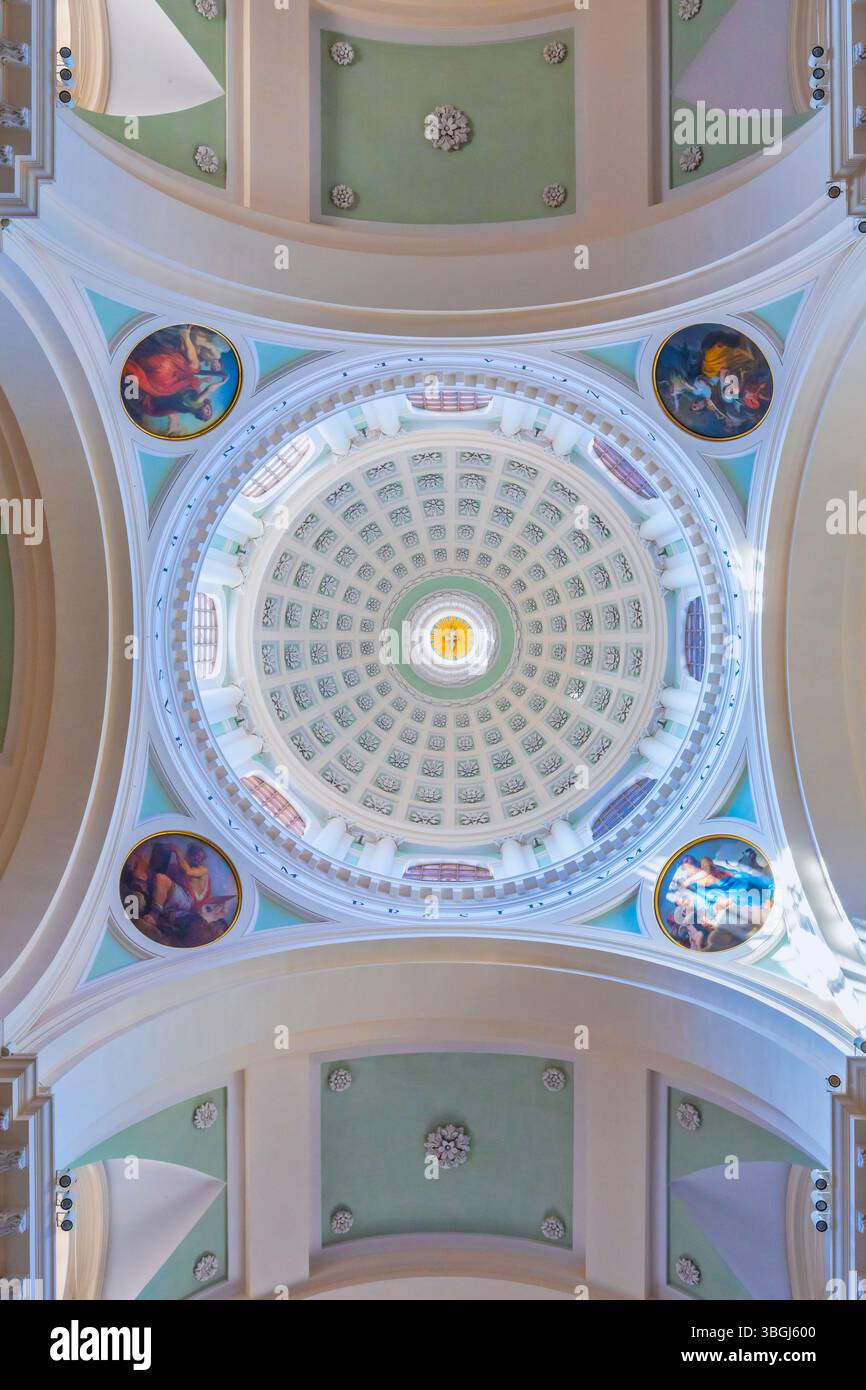 Vista interna della Cattedrale di Santa Maria Assunta ad Urbino, con la sua architettura neoclassica e la cupola splendidamente affrescata, Urbino, regione delle Marche, Italia Foto Stock