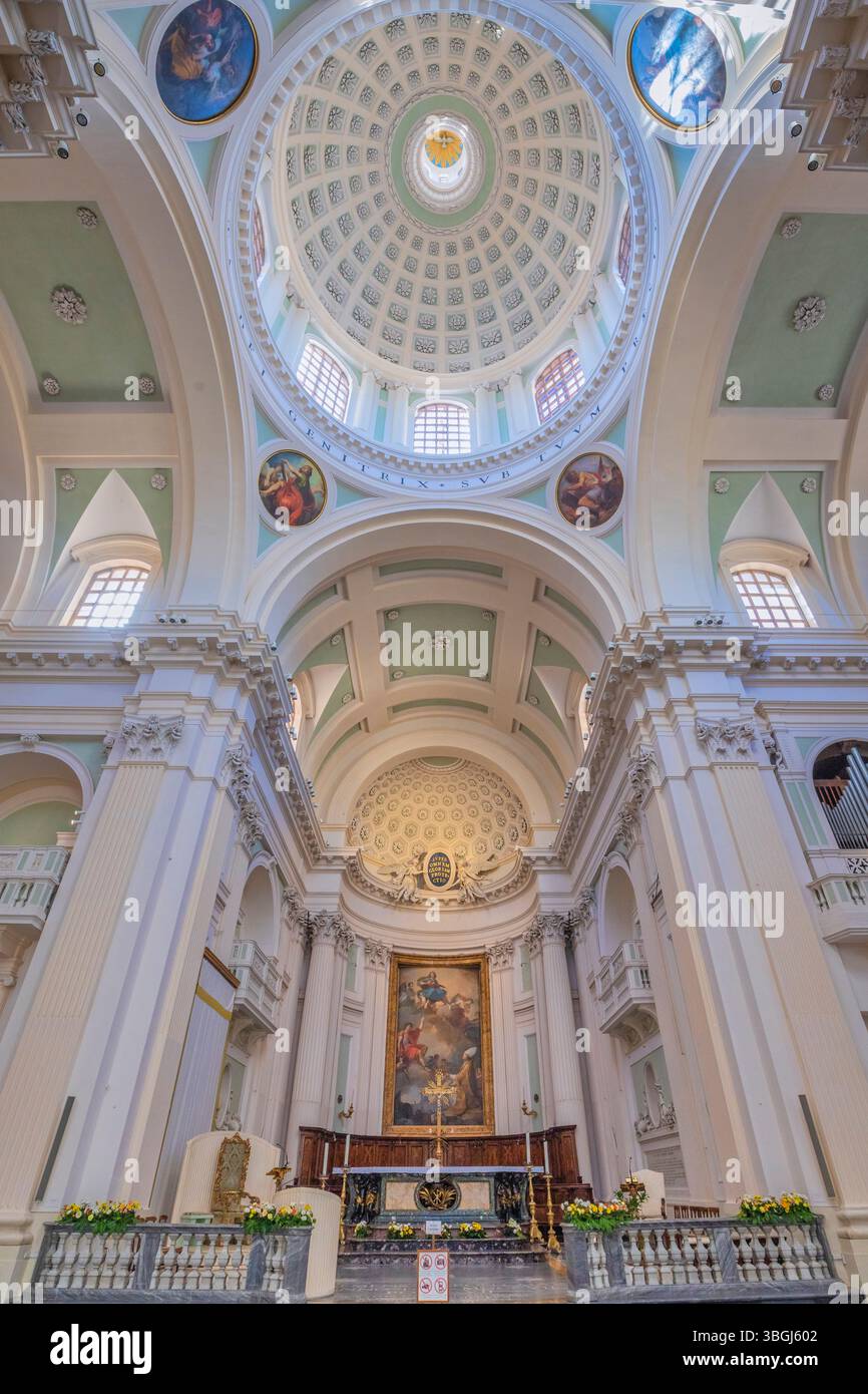 Vista interna della Cattedrale di Santa Maria Assunta ad Urbino, con la sua architettura neoclassica e la cupola splendidamente affrescata, Urbino, regione delle Marche, Italia Foto Stock