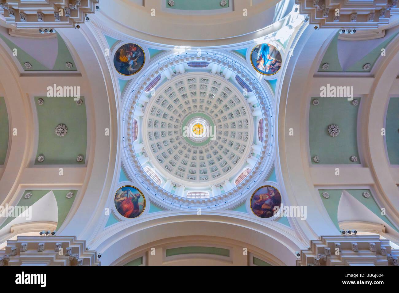 Vista interna della Cattedrale di Santa Maria Assunta ad Urbino, con la sua architettura neoclassica e la cupola splendidamente affrescata, Urbino, regione delle Marche, Italia Foto Stock
