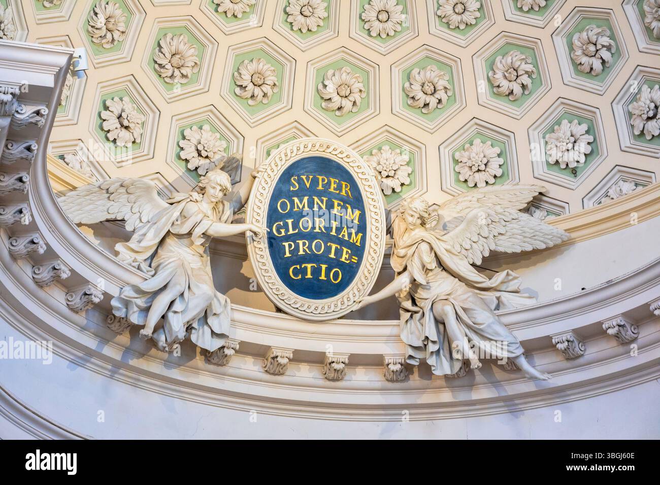 Vista interna della Cattedrale di Santa Maria Assunta ad Urbino, con la sua architettura neoclassica e la cupola splendidamente affrescata, Urbino, regione delle Marche, Italia Foto Stock