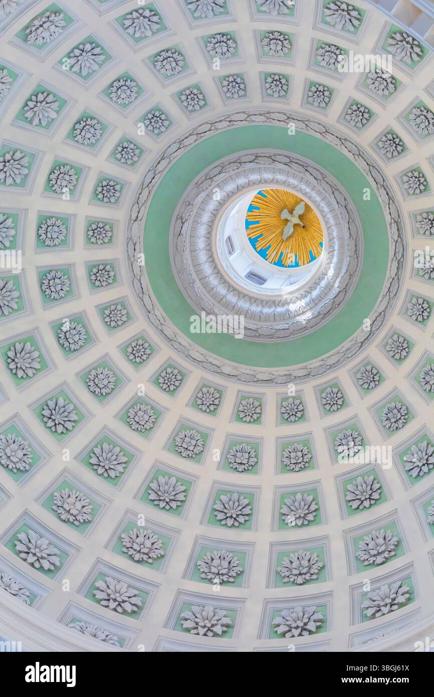 Vista interna della Cattedrale di Santa Maria Assunta ad Urbino, con la sua architettura neoclassica e la cupola splendidamente affrescata, Urbino, regione delle Marche, Italia Foto Stock