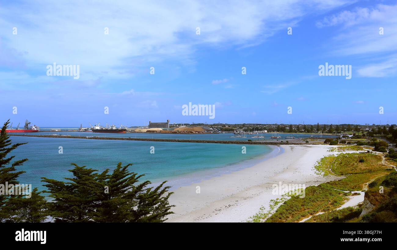 Vista panoramica sulla spiaggia e sul porto di Portland a Victoria, Australia Foto Stock