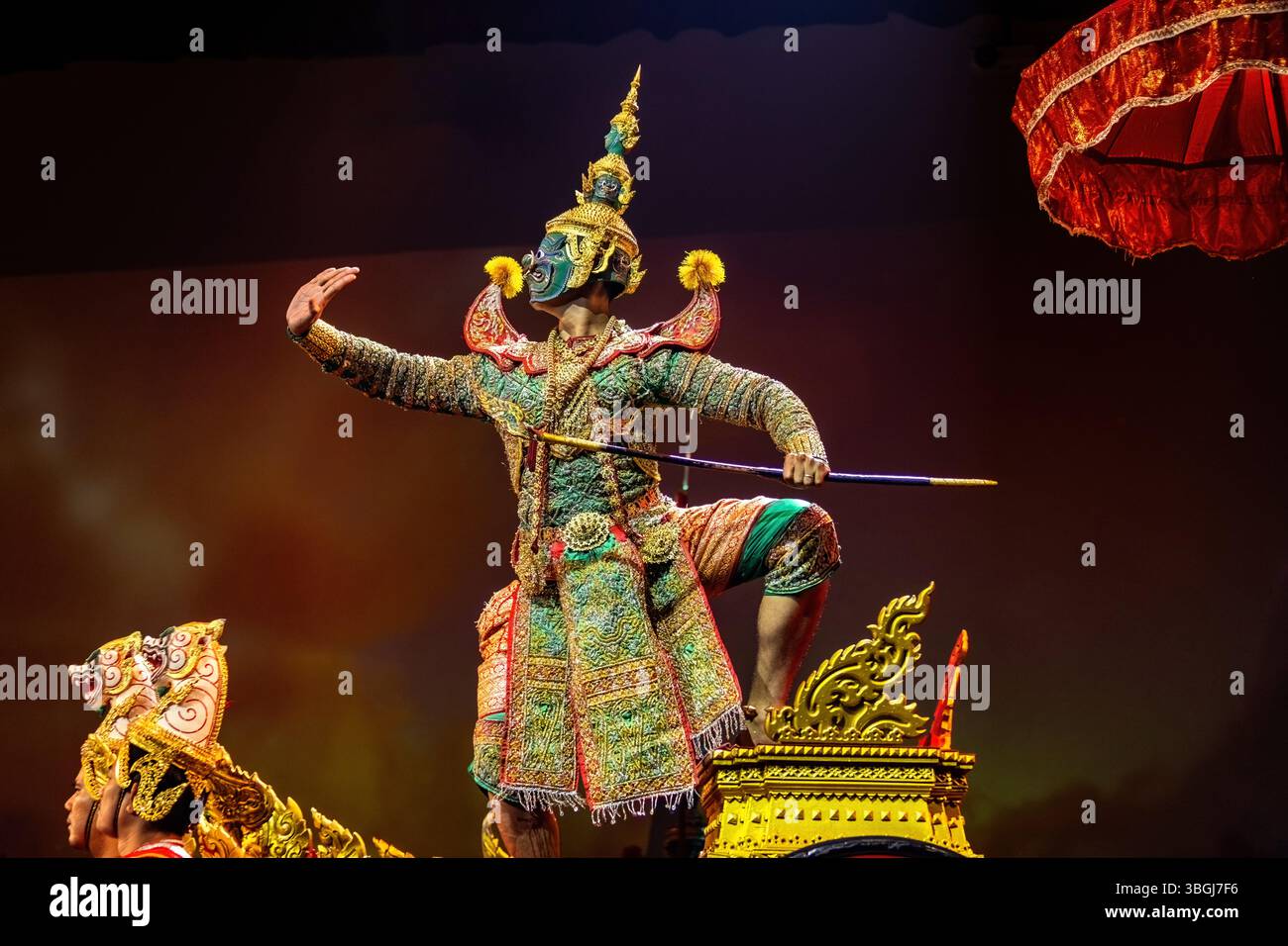 Spettacolo di danza in maschera tailandese a Bangkok in Thailandia Foto Stock
