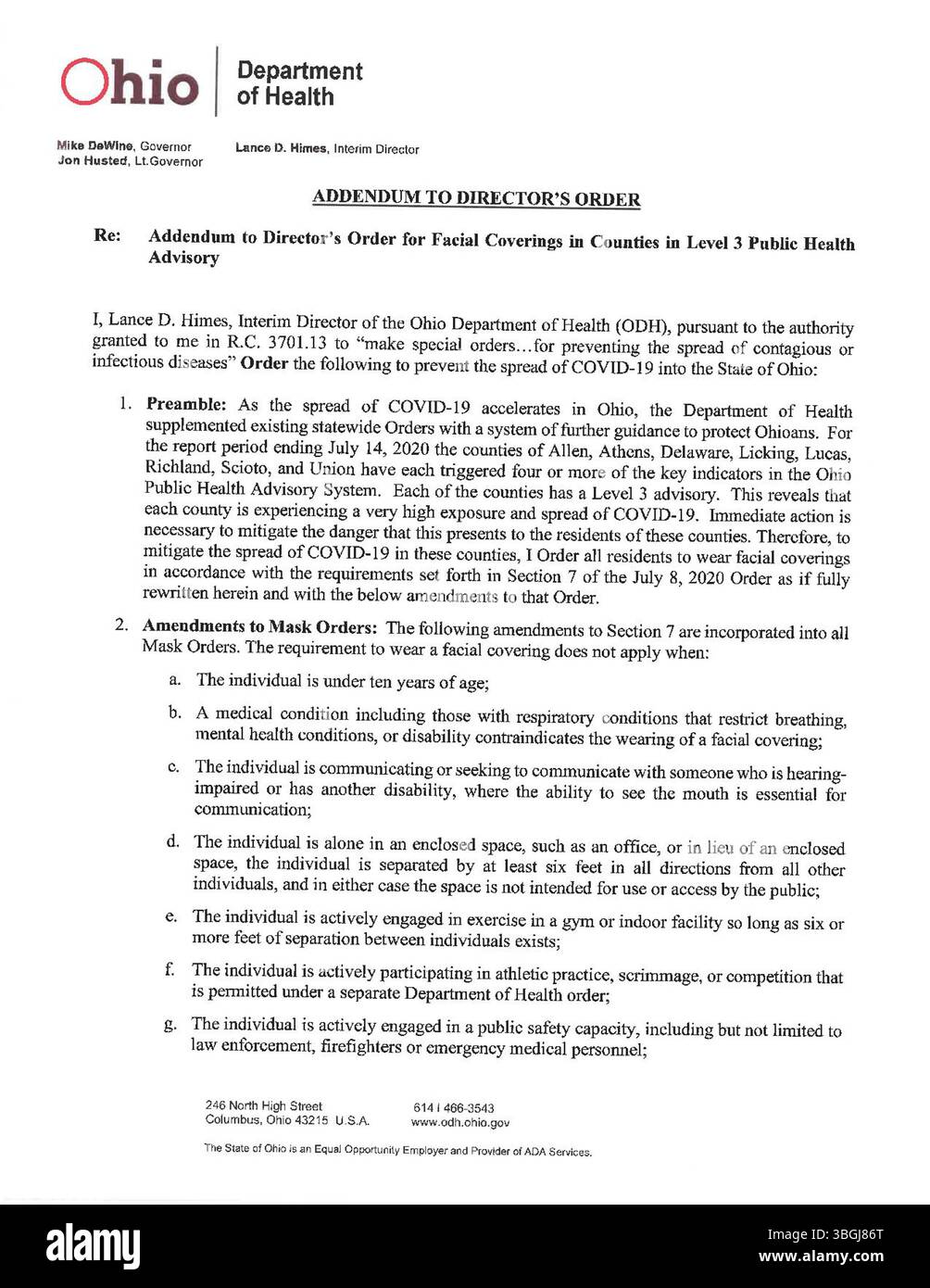 Questo addendum, firmato il 17 luglio 2020, modifica l'ordine del direttore che richiede coperture facciali nelle contee sotto livello 3 Public Health Advisory. Il documento specifica le norme aggiornate per le coperture facciali durante la pandemia di COVID-19 per contribuire a prevenire la diffusione del virus nelle zone a rischio più elevato. Foto Stock