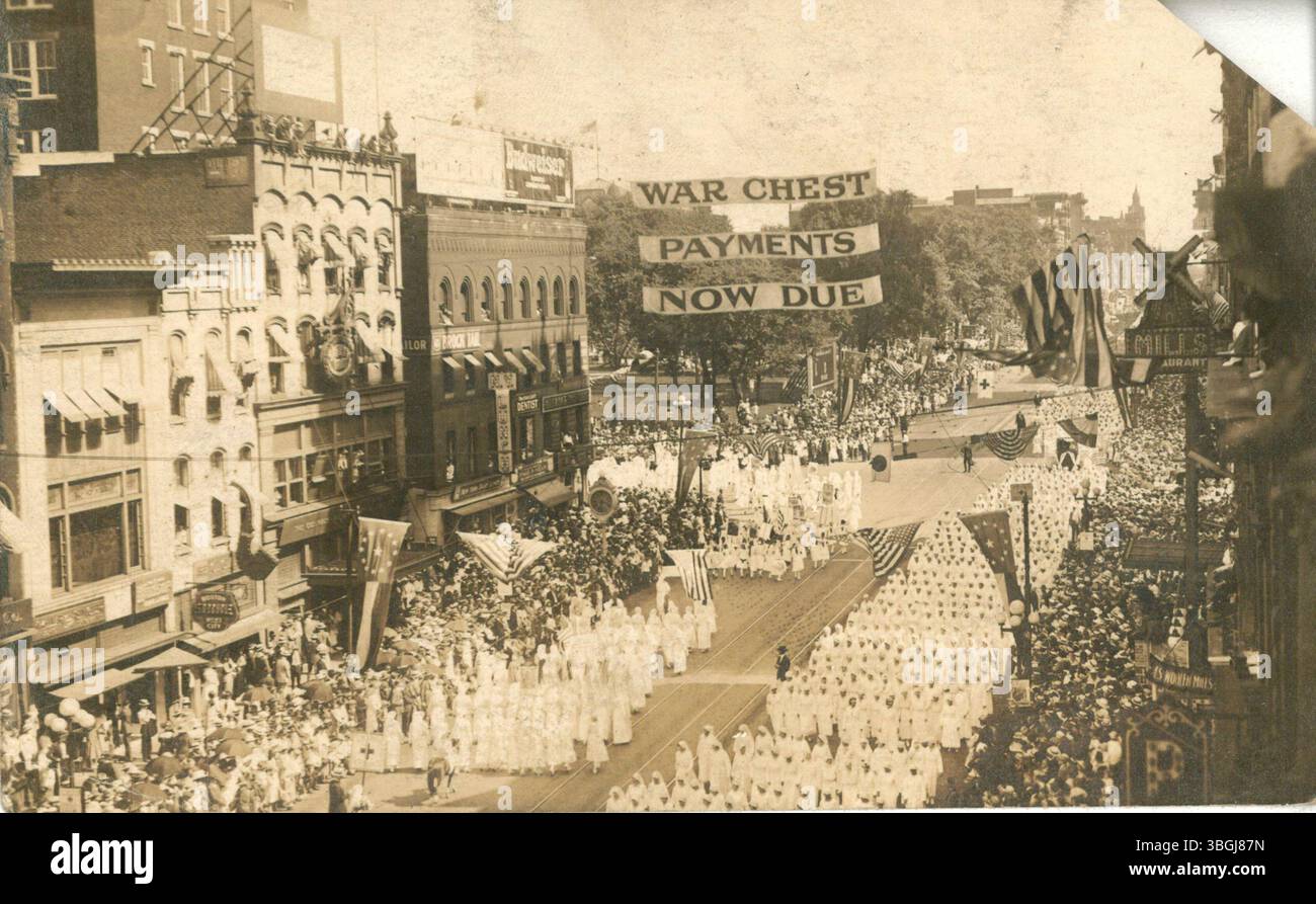 La Parata Patriottica delle donne della prima guerra mondiale ebbe luogo il 9 giugno 1918 a Broad e High Streets. È stato sponsorizzato dalla Croce Rossa, dal Franklin County War Chest, dal War Savings Committee of the Junior Red Cross e dalla Patriotic League per sostenere gli sforzi bellici. Foto Stock