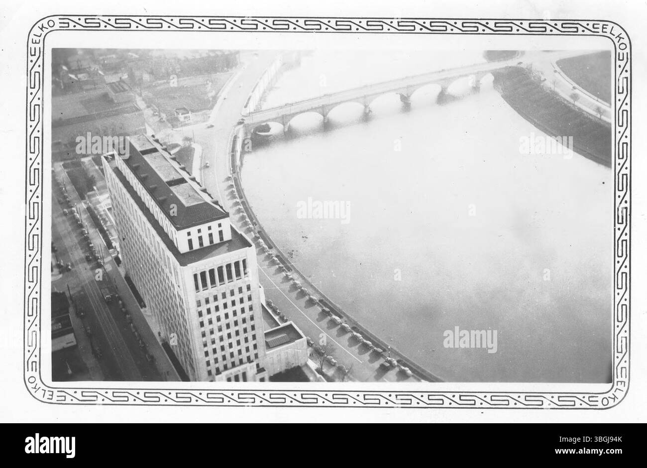 Una fotografia in bianco e nero del 1938 che mostra una vista aerea di South Front Street a Columbus, Ohio. L'immagine è presa dalla Cittadella AIU (ora Torre Leveque) che guarda a sud, con l'edificio degli uffici statali e il lungofiume Scioto visibili. Foto Stock