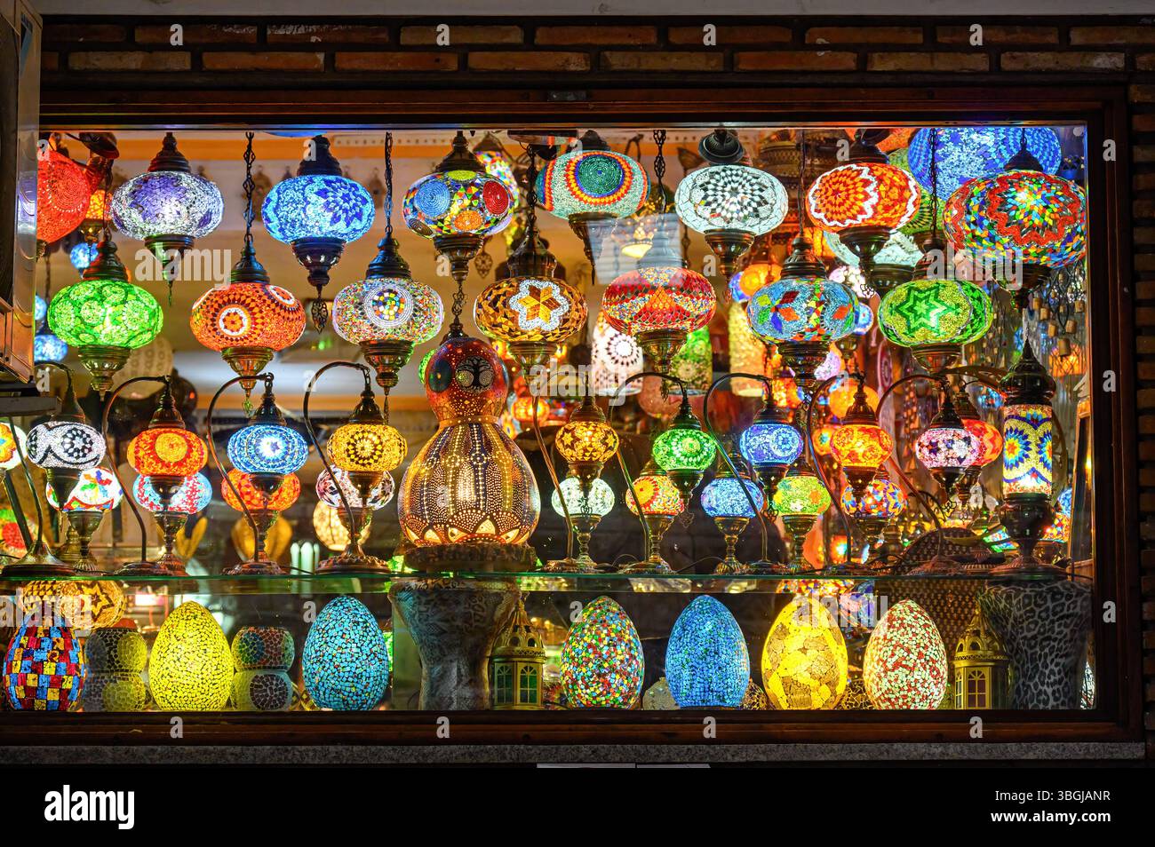 Lampade tradizionali realizzate in vetri multicolori. Foto Stock