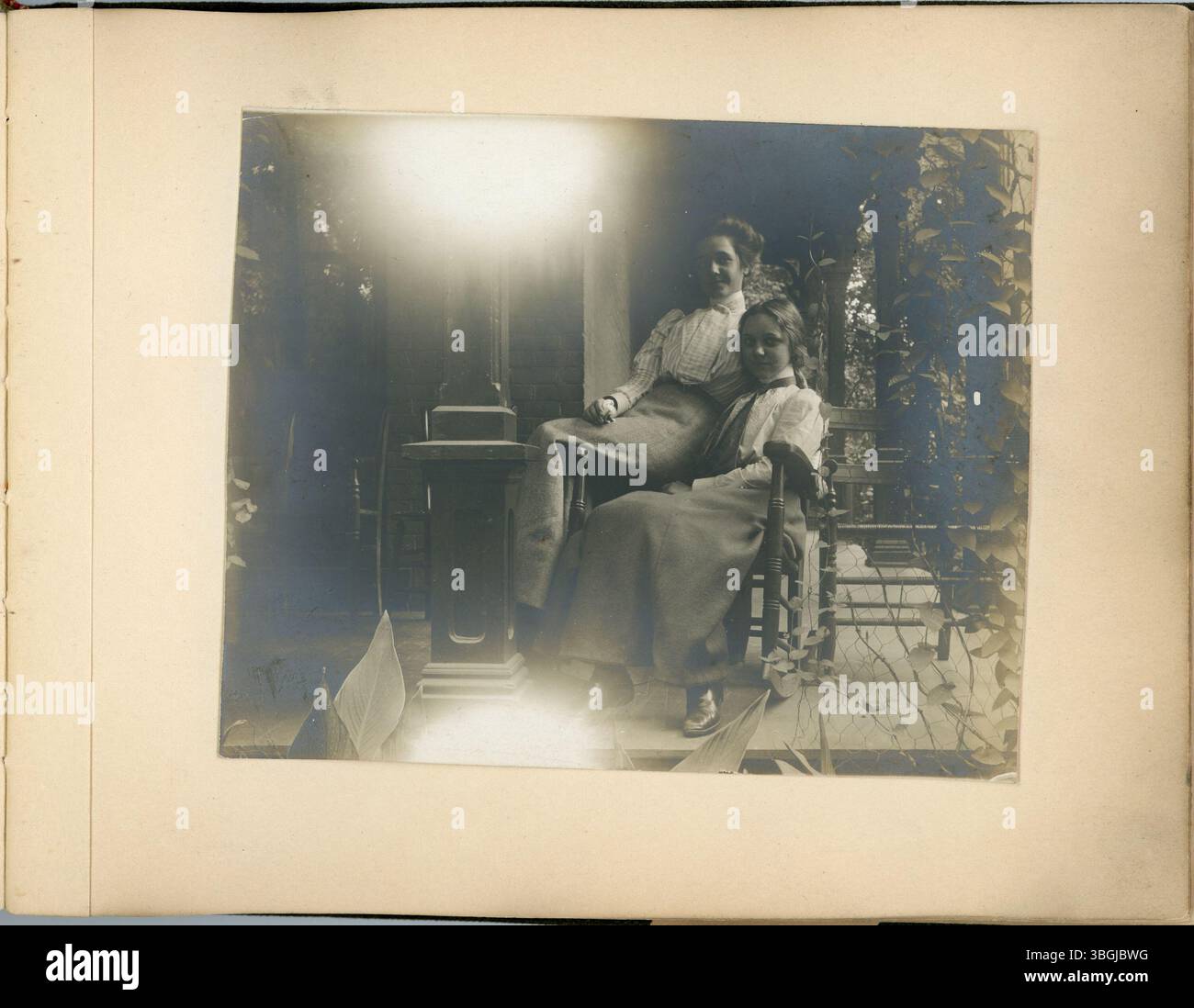 L'album fotografico di Volinda Lucy Henderson, organizzato nel 1899, presenta ritratti dei suoi familiari e immagini di hotel di Columbus come il Great Southern e il Normandie Hotels. Le fotografie sono in bianco e nero e cianotipo. Foto Stock