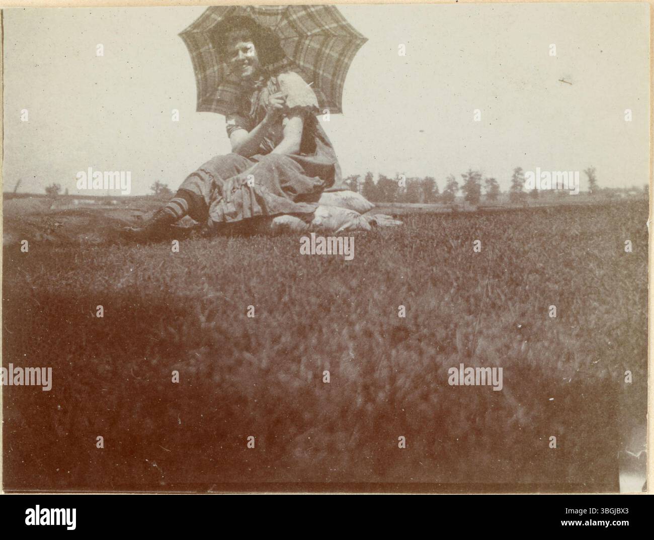 Questo album fotografico del 1899, arrangiato da Volinda Lucy Henderson, mostra ritratti di famiglia e immagini dai Great Southern e Normandie Hotels di Columbus, Ohio. L'album include sia fotografie in bianco e nero che di cianotipo. Foto Stock