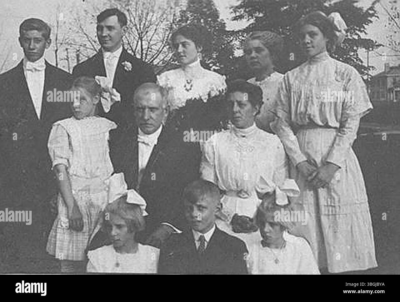 Questa fotografia di matrimonio raffigura Louis Wacker e Golda Margherretta Tigner, accompagnati da Charles e Mary Tigner e dai gemelli Josephine Louise e Pauline Alberta Tigner. Charles Monroe Tigner fu un sovrintendente e in seguito manager nell'industria vetraria dell'Ohio, associato alla Winslow e alla Essex Glass Companies. Sposò Mary Elizabeth Paulus nel 1886. Foto Stock