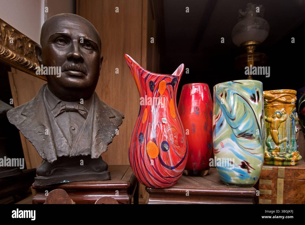 Busto e vasi di vetro esposti nella vetrina di un negozio di antiquariato a Causewayside, Edimburgo, Scozia, Regno Unito. Foto Stock