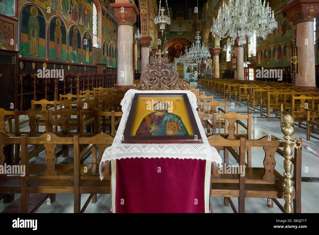 Un'icona sacra si erge tra i pali di legno, riflettendo la ricca tradizione artistica e spirituale all'interno della chiesa greco-ortodossa. Foto Stock