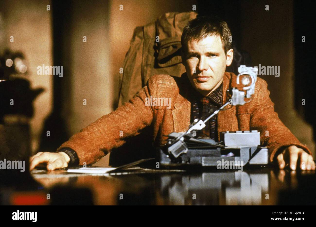 BLADE RUNNER 1982 Warner Bros. Film con Harrison Ford nel ruolo di Rick Deckard Foto Stock