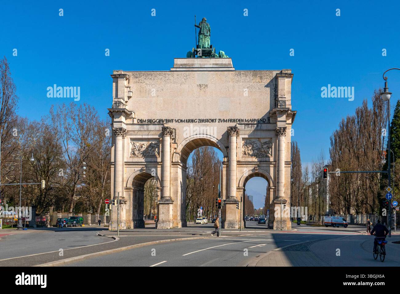 Siegestor su Leopoldstraße, Monaco di Baviera, alta Baviera, Baviera, Germania Foto Stock Siegestor su Leopoldstraße, Monaco di Baviera, alta Baviera, Baviera, Germania Foto Stock
