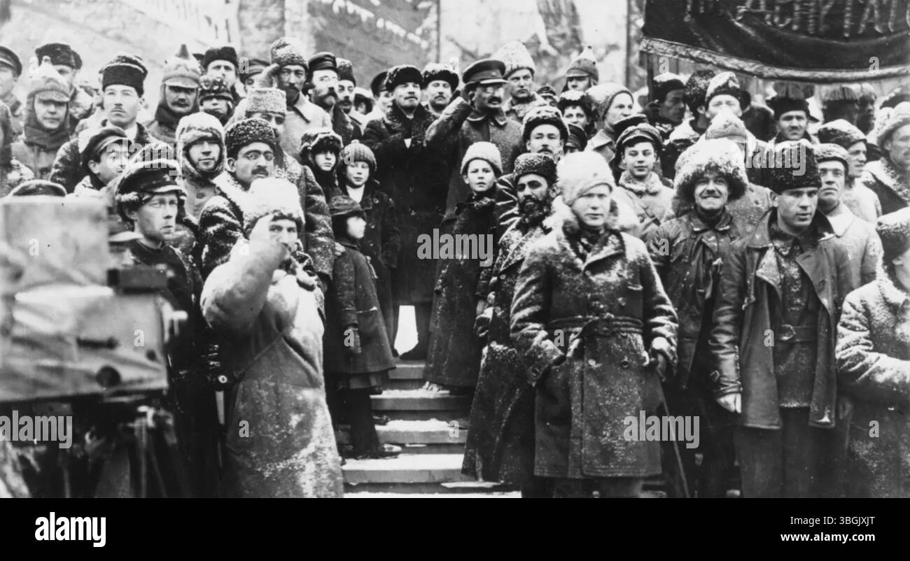 LENIN con Trotsy nella Piazza Rossa di Mosca, per celebrare il secondo anniversario della Rivoluzione d'ottobre nel novembre 1919 Foto Stock