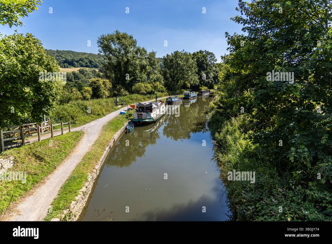 Bath, Regno Unito - 30 giugno 2024: Barche ormeggiate sul fiume avon vicino a Bath Bristol Warleigh Weir. Foto Stock