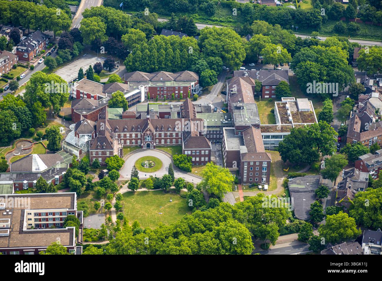 Luftbild, Johanniter Krankenhaus, Sterkrade Mitte, Oberhausen, Ruhrgebiet, Nordrhein-Westfalen, Deutschland ACHTUNGxMINDESTHONORARx60xEURO *** Vista aerea, Johanniter Hospital, Sterkrade Mitte, Oberhausen, regione della Ruhr, Renania settentrionale-Vestfalia, Germania ATTENTIONxMINDESTHONORARx60xEURO Foto Stock