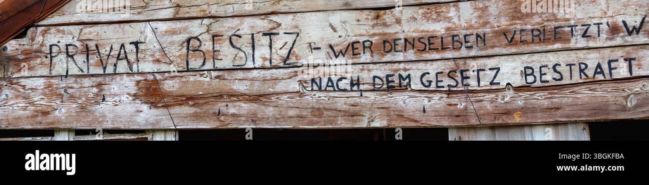 Scritta tedesca sbiadita su tavole di legno intemprate all'esterno dell'abbandonato Sporthotel Paradiso al Cevedale, reliquia architettonica alpina progettata da Gio Ponti, Val martello, Provincia Autonoma di Bolzano, alto Adige Foto Stock