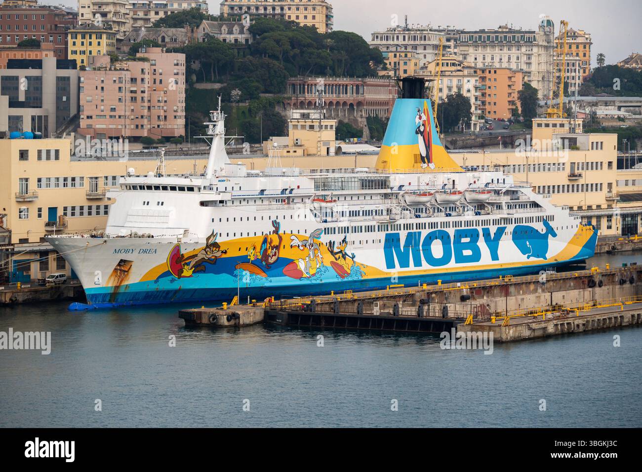 Genova, Italia - 5 giugno 2025: Il coloratissimo traghetto Moby Drea è ormeggiato nel porto di Genova. La verniciatura con personaggi dei cartoni animati rende la nave della compagnia di navigazione italiana Moby Lines un'attrazione da non perdere *** Die bunte Autofähre Moby Drea liegt im Hafen von Genua. Die Lackierung mit Comicfiguren macht das Schiff der italienischen Reederei Moby lines zu einem auffälligen Blickfang Foto Stock