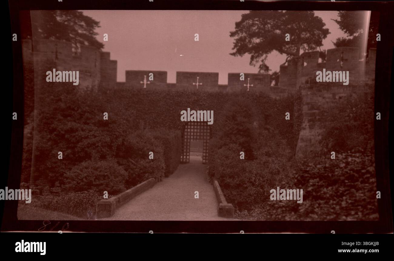 Vista da un cancello laterale del castello di Warwick nel 1913, che mostra le pareti ricoperte di edera e le fessure a forma di croce che conducono al giardino. Edmund F. Arras, uomo d'affari e avvocato di Columbus, visitò durante il suo tour europeo con la moglie, frequentando la World Sunday School Convention di Zurigo. Foto Stock