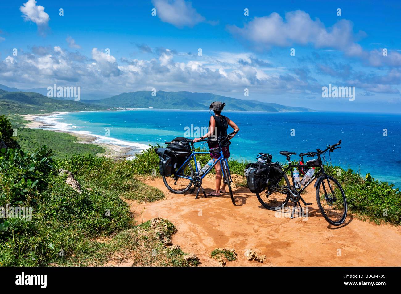 Ciclista sulla costa meridionale di Taiwan Foto Stock