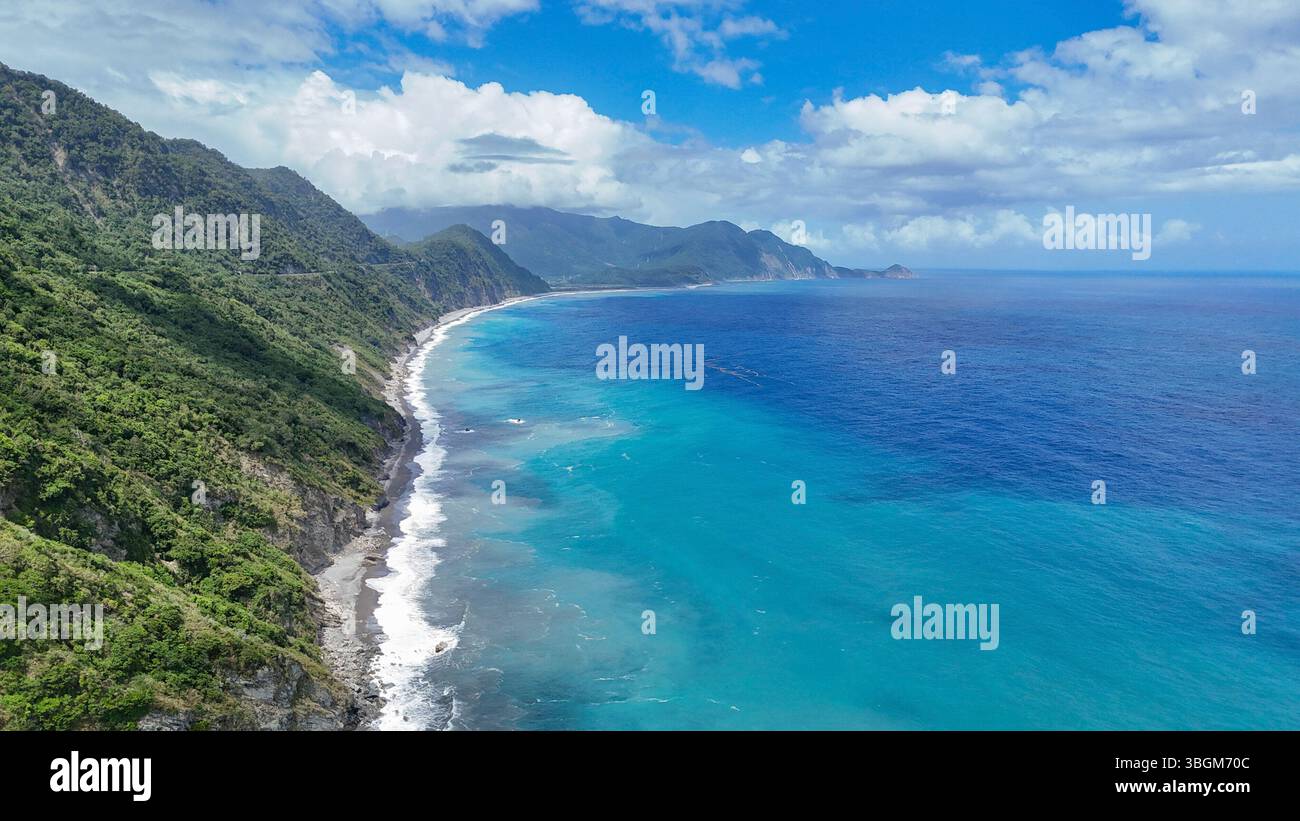 Vista sull'oceano Pacifico lungo la N9 Road, Suhuai hwy, nella Nan'ao Township, Taiwan orientale Foto Stock