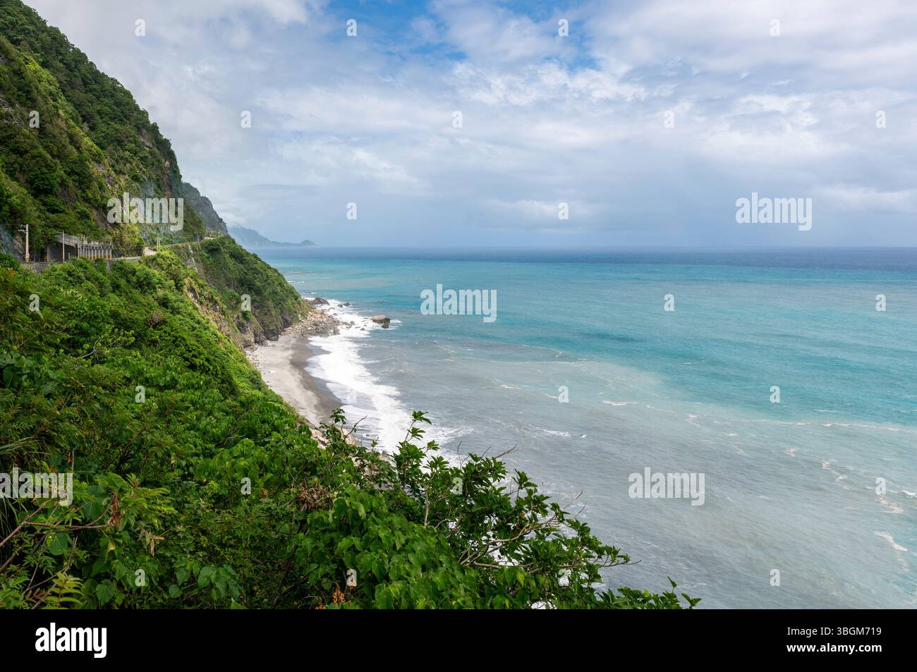 Vista sull'Oceano Pacifico lungo la strada costiera orientale di Taiwan, a nord di Hualien Foto Stock