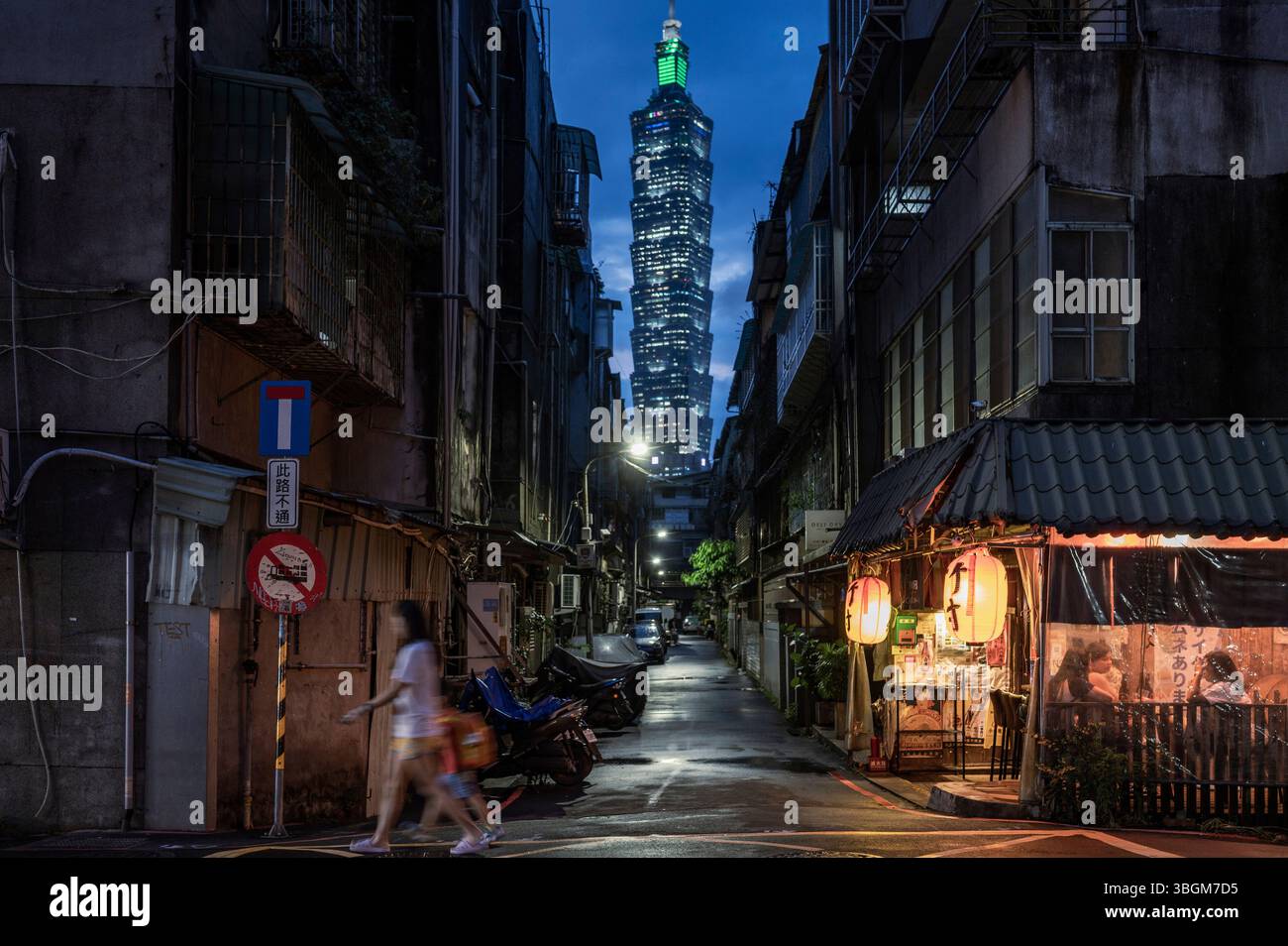 Vista della torre Taipei 101 dai vicoli delle strade della vecchia Taipei, Taiwan Foto Stock